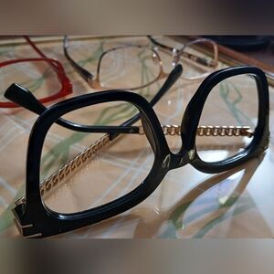 2eye glasses, 2 sunglasses